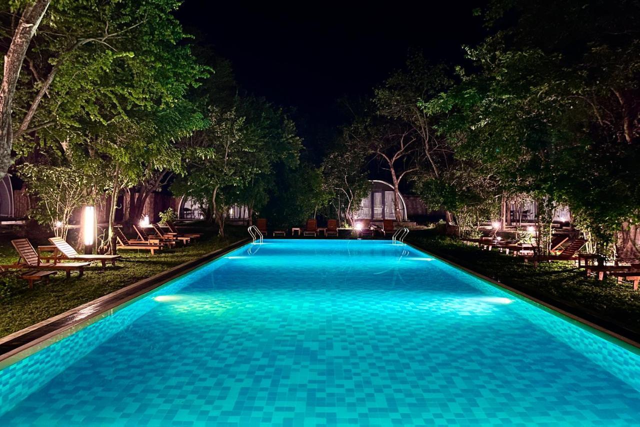 Nivadoo Resort 锡吉里亚 外观 照片 The swimming pool at the hotel