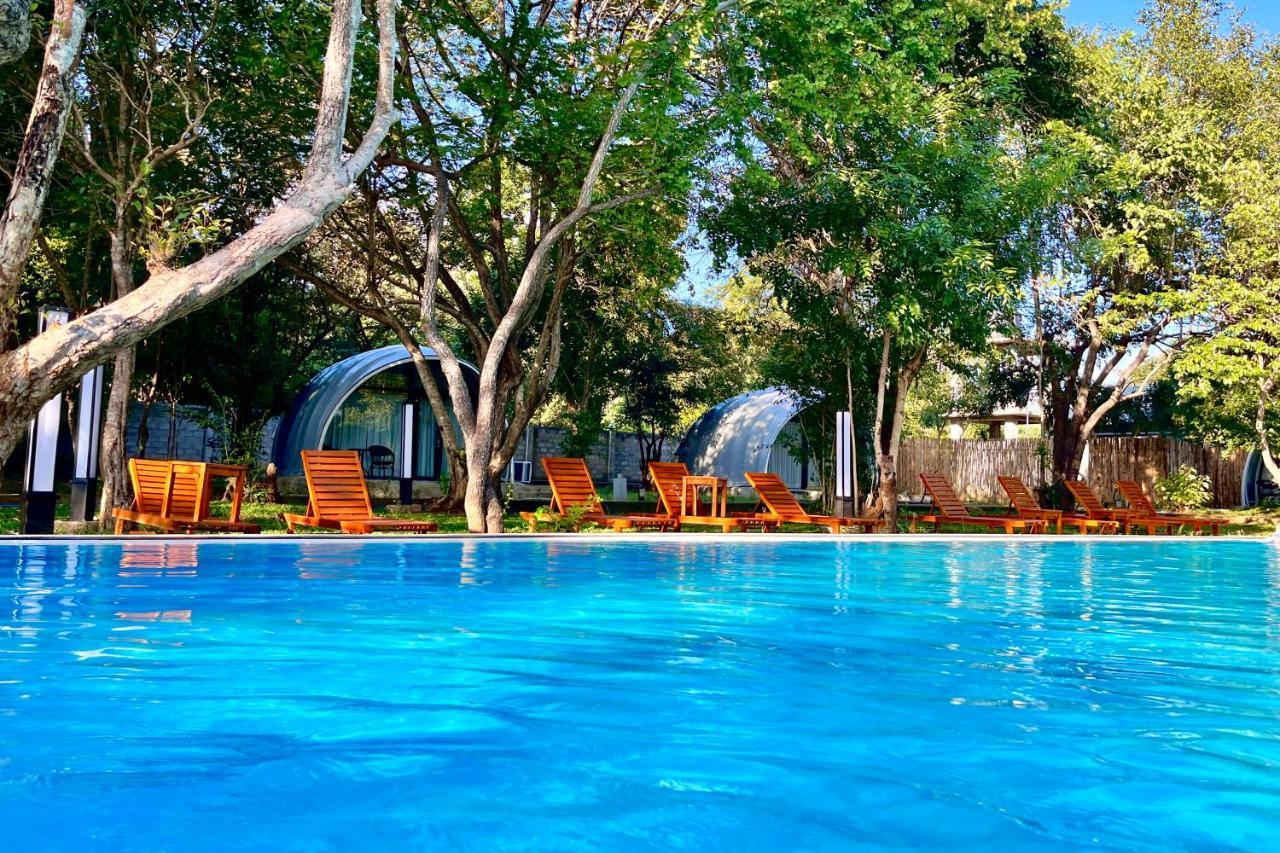 Nivadoo Resort 锡吉里亚 外观 照片 The swimming pool at the resort