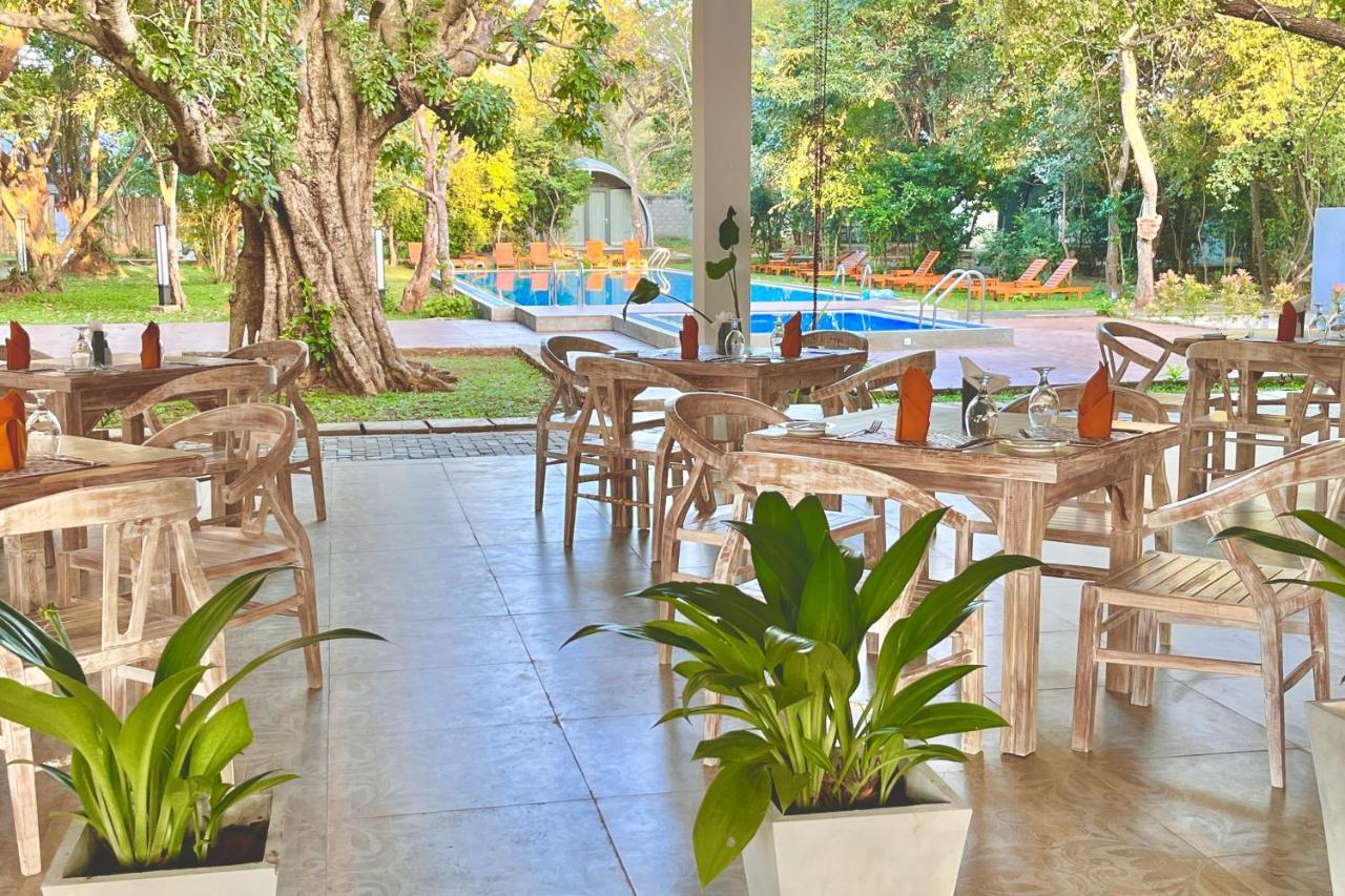 Nivadoo Resort 锡吉里亚 外观 照片 The restaurant at the hotel