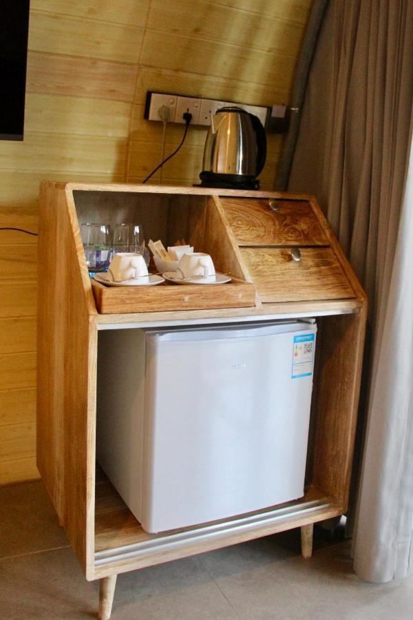 Nivadoo Resort 锡吉里亚 外观 照片 A small refrigerator in a hotel room