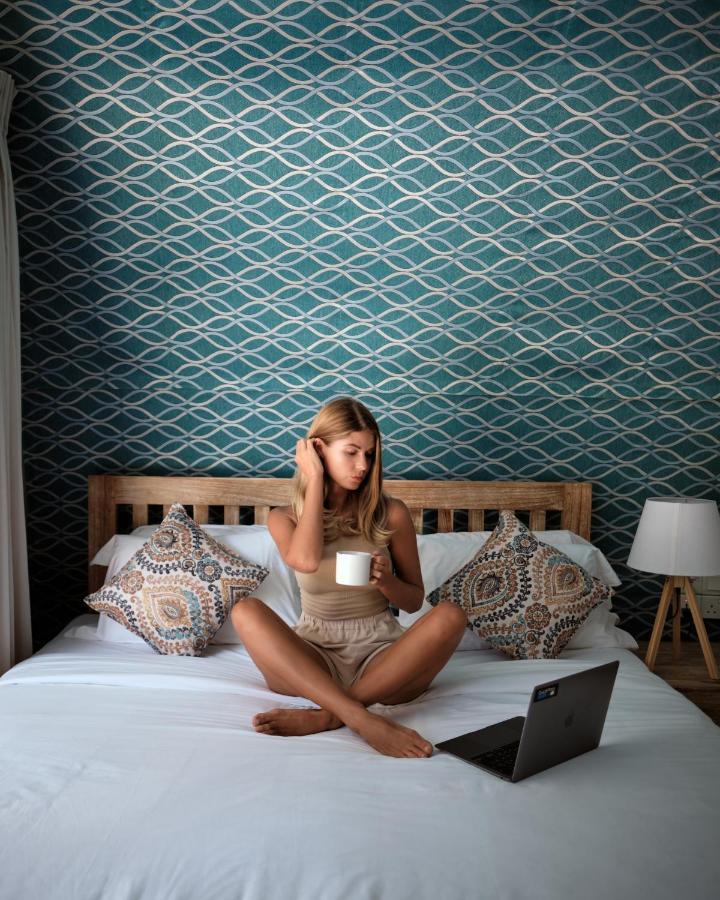 Nivadoo Resort 锡吉里亚 外观 照片 A woman sitting on a bed