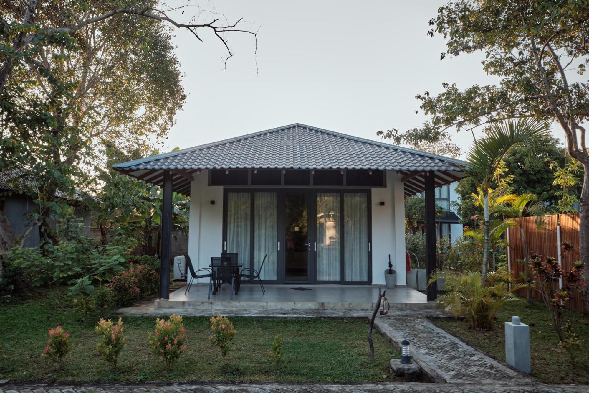 Nivadoo Resort 锡吉里亚 外观 照片 A villa at the resort