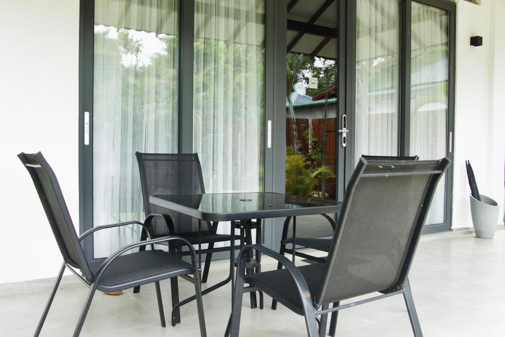 Nivadoo Resort 锡吉里亚 客房 照片 A set of patio furniture